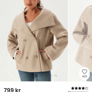 Beige kort kappa  - HELT NY Snygg beige kappa med bred krage och dubbelknäppning framtill, perfekt nu till hösten🍁🍂. Jackan har en oversized passform och långa ärmar. Denna är aldrig använd utan helt nyköpt då jag tyvärr inte kände att det var min stil. Skriv gärna privat för egna bilder❤️