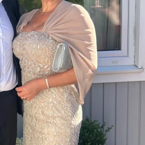 Champagnefärgad glittrig långklänning - Klänning, storlek 40/42. Endast använd 1 gång.