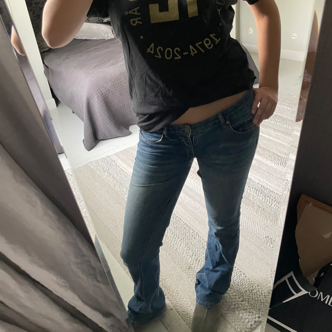 Blå bootcut jeans med låg midja