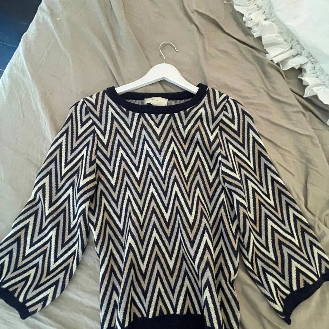 Mönstrad stickad tröja med zigzag från neo noir - 1