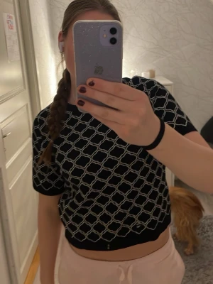 Svart mönstrad topp från SAMSA Collection - Säljer en svart croppad topp som jag köpt på Gekås Ullared.