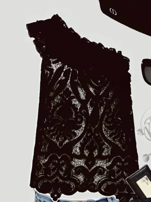 Svart spetsig oneshoulder topp - Säljer denna trendiga spetstopp, helt oanvänd storlek xs. Sitter som en S, kom privat för fler bilder. Köpt för 1200