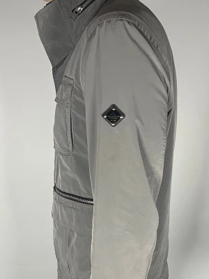 J.Lindeberg field jacket - Säljer en riktigt snygg och trendig J.Lindeberg field jacket i fint skick, storlek M, vid frågor är det bara att skriva //Gramenti