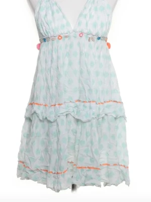 Ljusblå mönstrad väst med snäckor - Supersöt ljusblå väst med turkost mönster, volanger och färgglada detaljer som snäckor och virkade ringar i midjan. Halterneck med tofsar och öppen rygg. Perfekt för sommaren! Pruset kan diskuteras! 