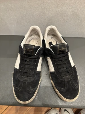 Valentino flycrews - Säljer ett par fina mocka flycrews i strl 41. Har haft dom i ett år nu och dom har blivit slitna med åren därav det billiga priset. Bortsett från sulan vill jag säga att skicket på dom där hyfsat bra! Priset ej hugget i sten och skriv om du har frågor