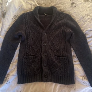 Stickad cardigan från Cedar Wood State - Snygg stickad cardigan från Cedar Wood State i storlek M. Den är i jättebra skick, längre. Priset går att diskutera vid snabb och smidig affär!