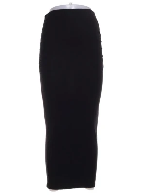 Svart långkjol från Gina Tricot - Svart trendig långkjol från Gina Tricot i storlek XS med tight passform och rynkade detaljer på sidorna. Tillverkad i mjukt, stretchigt material som sitter snyggt. Passar både till vardag och festliga tillfällen. Endast använd några gånger.