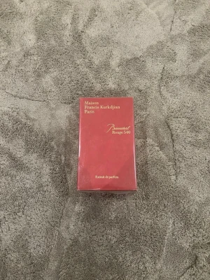 Baccarat Rouge 540 Extrait Parfym - Lyxig parfym från Maison Francis Kurkdjian Paris. Ingredienser: alkohol, parfym, vatten, ethylhexyl metoxycinnamat, butylmetoxydibenzoylmetan, ethylhexyl salicylat, limonen, BHT, benzylbensoat, linalool, eugenol, benzylalkohol, CI 60730 (Ext. Violet 2).