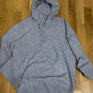Kashmir hoodie (Helt Ny) - Säljer denna supersnygga och fräscha gråa hoodie gjord av 100% Kashmir. Aldrig använd och köptes för 1 700 av ett UF-företag pa julmarknad. Normal passform och perfekt för en avslappnad look. Kan gå ner i pris vid snabbt affär. Storleken är storlek S