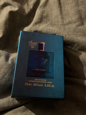 Vesrcase parfym. köpt för 900kr. - En Eau de Parfum för honom i en snygg blå flaska. Volym: 25 ml, alkoholhalt: 80%. Perfekt storlek för att ta med sig och fräscha upp när som helst.