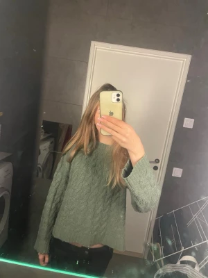 Grön stickad - Grön stickad tröja från H&M i storlek 146-152