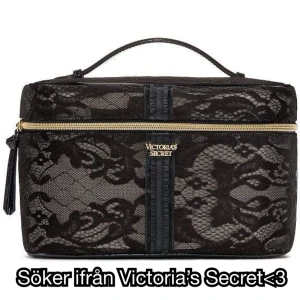 SÖKER FRÅN VICTORIA’S SECRET<3 - Söker denna necessären ifrån Victoria’s Secret, hade varit ytterst tacksam om någon ville sälja<3 Pris kan diskuteras<3