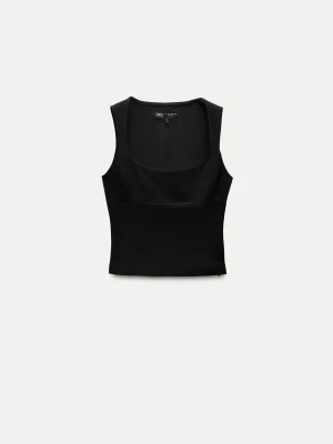 Svart linnetopp från Zara - Snygg svart linnetopp från Zara med breda axelband och fyrkantig urringning. Toppen är figurnära och har en stilren, minimalistisk design som passar perfekt till jeans eller kjol. Materialet känns mjukt och stretchigt.