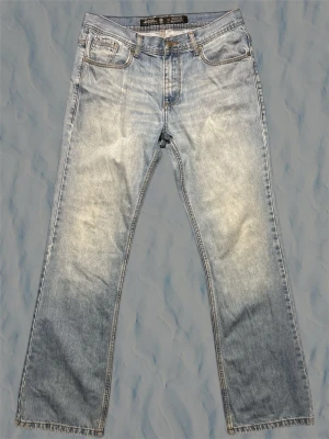 Bootcut jeans  - Säljer dessa extremt snygga Bootcut Jeans!!! De är använda men har mycket kvar att ge. Lappen på bild tre sitter bara fastsydd på ena sidan, men inget som stör användningen av dem:) ||| Storlek: 34/32, Skick 7/10  Kontakta mig vid frågor💫☺️