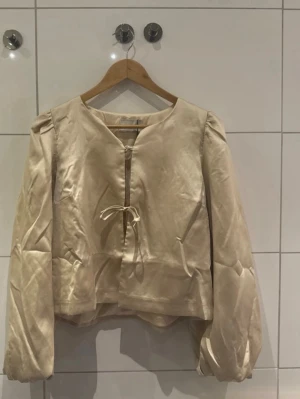 Blus - Beskrivning: Jag säljer min helt nya blus som inte har använts. • Perfekt för alla som gillar den här färgen. • Etikett ingår. • Hör gärna av dig – priset är förhandlingsbart ❤️🥰