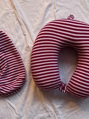 Nackkudde  - Tyget går att ta av och tvätta. Den har aldrig blivit använd. 