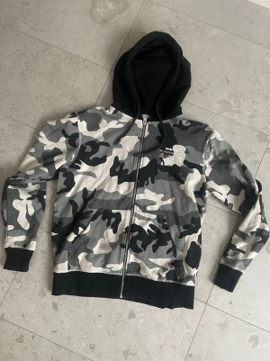 Diesel Kamouflage Zip - Hej! Säljer den här galet sköna camouflage zippen från Diesel i mycket bra skick. Har används ett par fåtal gånger, med knappt några tecken på användning. || Storlek: L, passar även M bra! || Hör gärna av dig vid frågor eller prisförslag, är öppen till justeringar i priset! 🙌
