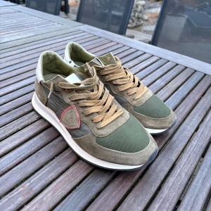 Philippe Model Sneakers - Grymma PM sneakers i väldigt fin färg. Storlek 40, väldigt bra skick, den enda defekten är inne i skon som inte syns över huvud taget. Annars inga fel och väldigt bra pris!🤑 Nypris ca 3499, mitt pris: 999
