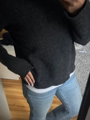 Stickad tröja - Mörkgrå stickad törja