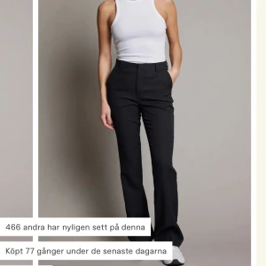 Kostymbyxor  - Säljer mina kostymbyxor från Bikbok i storlek 34. De har inte defekter och är i fint skick. Säg till ifall ni har några frågor eller vill ha fler bilder.