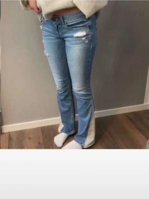 Hollister jeans med slitningar - Säljer dessa jeans då de var för stora för mig, köpte på vinted ( det är hennes bilder). Det är lite lösa trådar vid utsyningen men de går att klippa bort annars är de i gott skick!🩷 Innerbenslängd: ca 76  Midjemått: ca 38 Kan absolut diskutera pris