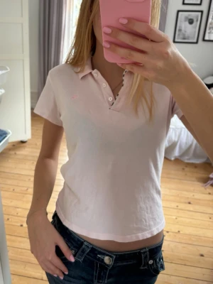 Ljusrosa Burberry piké - Supersöt ljusrosa med piké i barnstorlek, men passar mig som vanligtvis är en xs💕 fint skick! Vet ej om den är äkta då jag köpt den på Plick. Säljer då den inte kommer till användning