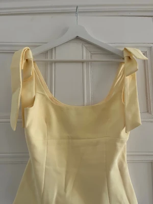 Trendig gul topp med knytband från Zara - Säljer denna supersöta ljusgula topp från Zara som endast använts en gång! Perfekt inför vår/sommar! Tveka inte på att höra av dig om du har frågor❤️