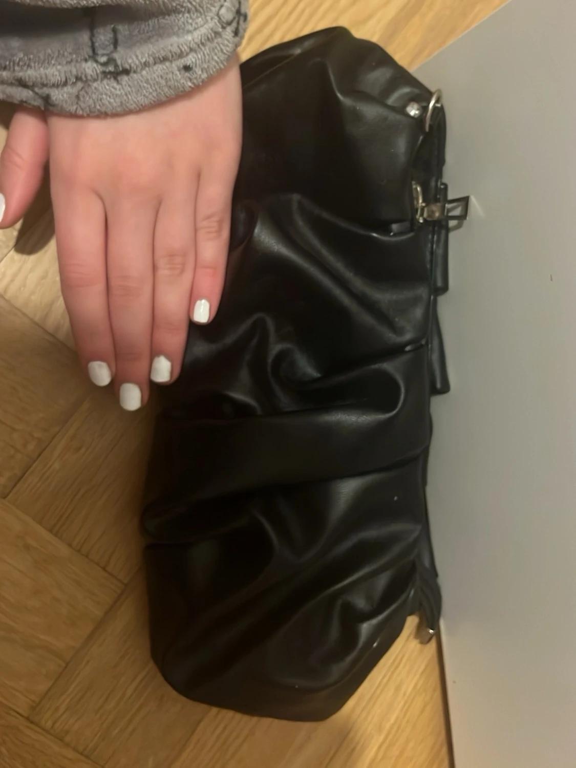 Svart axelväska i syntet med rynk - 1