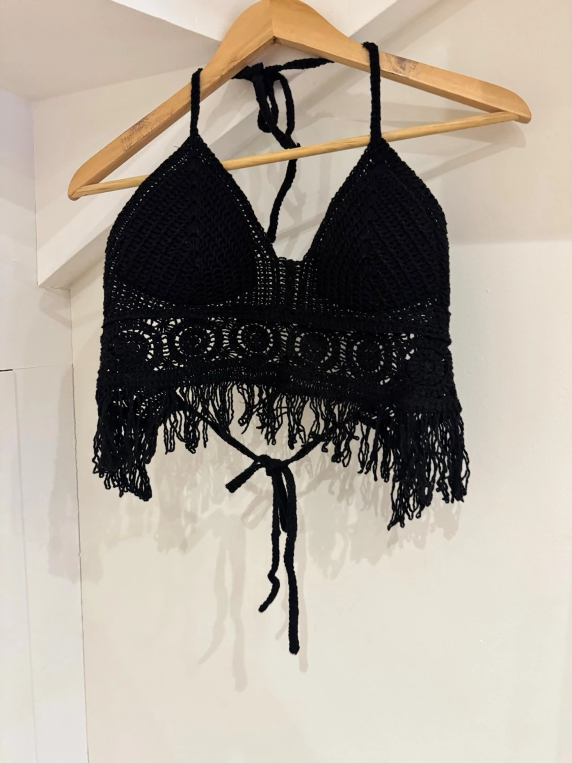 Svart virkad croppad linnetopp