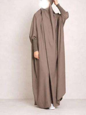  Jilbab med vida ärmar - Säljer Jilbab med vida ärmar och smockade muddar. Klänningen har en lös passform och täcker hela kroppen, perfekt för dig som gillar modest stil. Materialet känns mjukt och faller snyggt. Finns i två färger mörkgrön och grå.