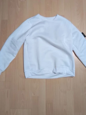 Stone Island tröja  - En vit stone Island helt ny med bra kvalité och nytt ingår tag och påse 