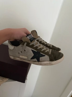 Golden Goose superstar sneakers - Hej! Nu säljer jag dessa as feta och rare Golden Goose som är handgjorda i Italien 🇮🇹                            Storlek: 43 | Skick:7/10,liten defekt vid sulan men inget märkvärdigt | Nypris=6000 | Vårat pris=799| 100% autentiska som ni ser på bilderna                                  Mvh Deluxe Fa$hion