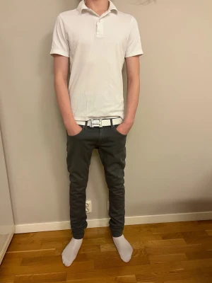 Gråa tiger of sweden jeans  - Tjena! Säljer dessa feta Tiger of sweden jeans. Helt oanvända. Säljer pga av att jag inte är nöjd med färgen. Passar till en fräsch outfit. Dom är slim. Storleken är 30/32. Vid frågor är det bara att skriva. Pris kan diskuteras 