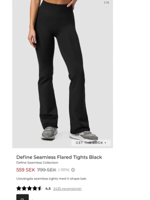 ICIW Seamless Flared Tights svart - Säljer ett par svarta utsvängda tights från Define Seamless Collection. De är sömlösa med hög midja. Jag är 170 lång och dom går över skon, är också en strl M och L sitter tajt och bra. Har använd EN gång men hittade ett par andra som jag gillade bättre. Köpa 20/11-2025