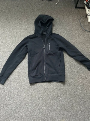 Sail Racing Hoodie XS - En snygg svart Sail racing Hoodie att ha en vanlig dag. Har använt den X antal gånger men har sedan använts. Använder den intr längre pga att den är för liten. Kan diskutera pris.