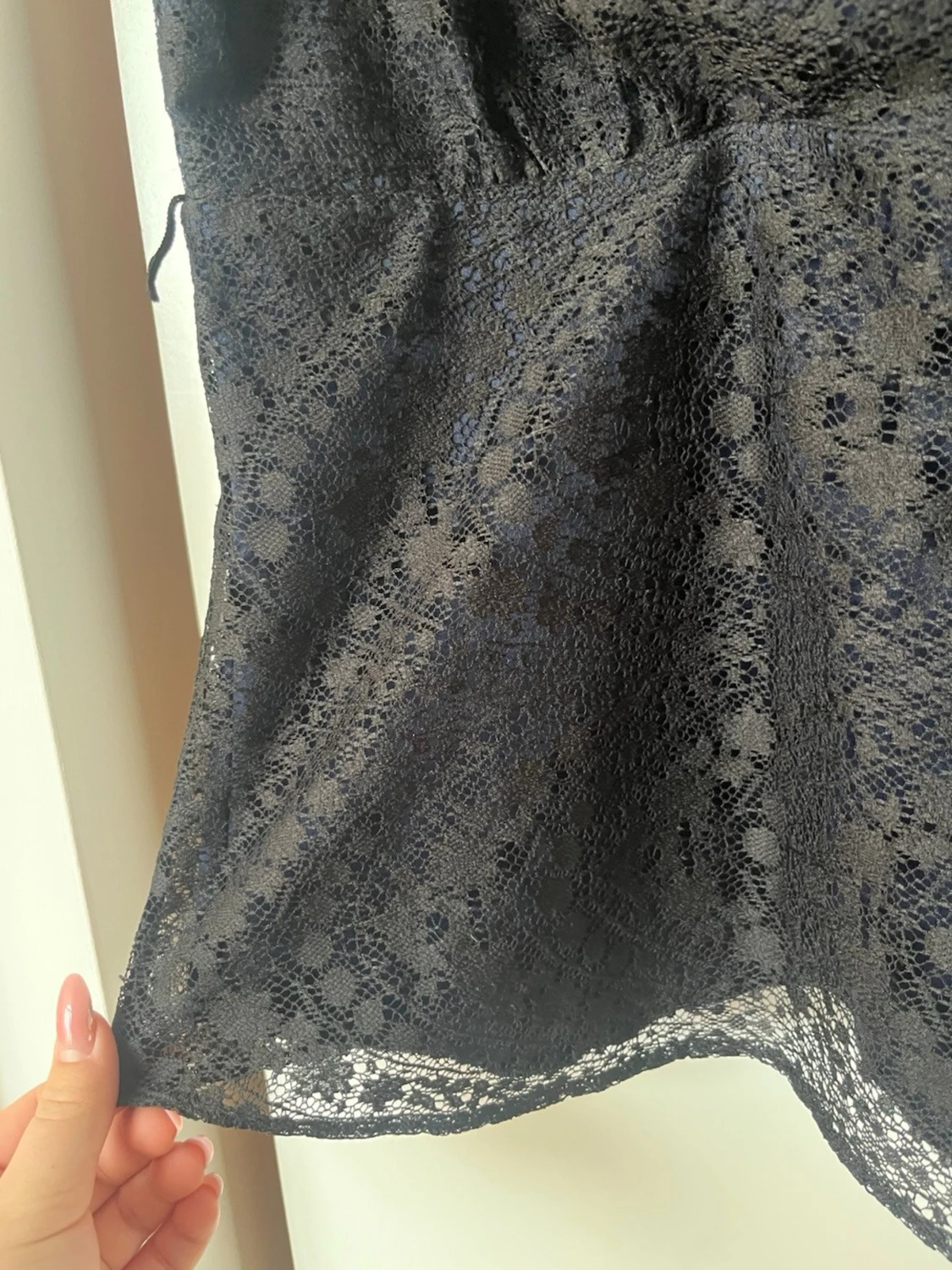 Svart spetsblus med omlott och v-ringning - 3