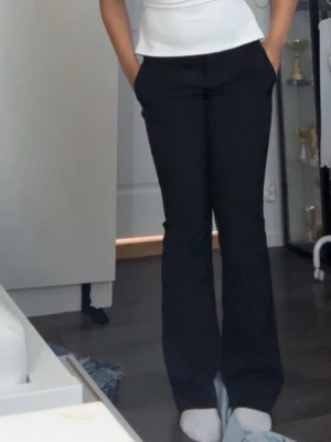 Svarta kostymbyxor flare från bikbok! - Ett par svarta utsvängda kostymbyxor från bikbok , i modellen vera( vanlig längd). Säljs då de blivit förstora men kvaliteten är som ny!