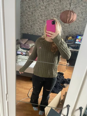 Mörkgrön stickad tröja med en rosa detalj  - Säljer en mörkgrön stickad tröja med en rosa fjäril på framsidan från Espirit 