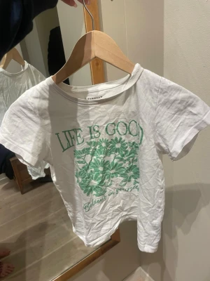 T-shirt  - Gullig T-shirt från firefly i stolen 146-152 med grön text