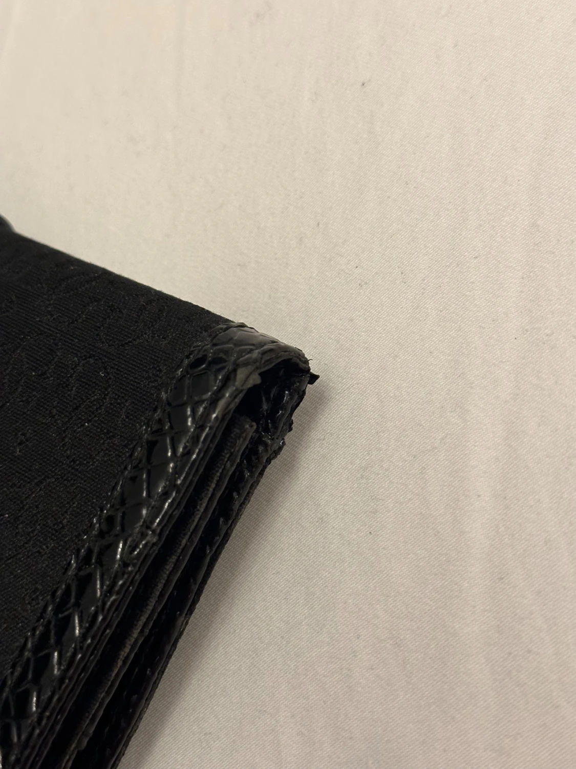 Svart plånbok från Guess med spänne - 4