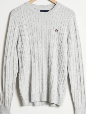 Ljusgrå kabelstickad tröja Bondelid - Säljer en ljusgrå kabelstickad tröja från Bondelid med rund hals och diskret logga på bröstet. Tröjan har långa ärmar och ribbade muddar vid ärmslut och nederkant. Perfekt för lager på lager under hösten och vintern.