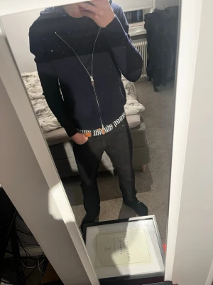 Kashmir zip tröja  - Säljer denna stilrena zip tröja från sayless i marinblå  tröjan är i riktigt fint skick och passar till allt. Tröjan har inte defekter hör av er vid frågor