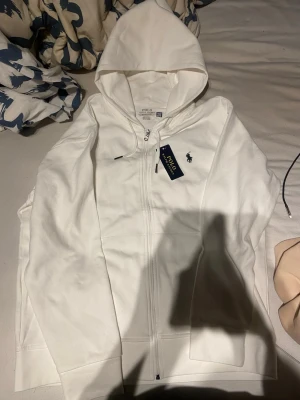 Polo Ralph Lauren zip hoodie - Ny polo Ralph Lauren zip, den har prislappen kvar. Säljer då jag köpte den som en present men den tyvärr inte passa. Skriv vid frågor eller fler bilder. Pris kan diskuteras💕