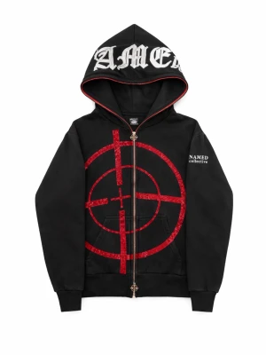 NAMED collective hoodie - Äkta Named Collective zip hoodie från deras äldre drop (ca 2021–2022). Den eftertraktade target/cross-designen med original metal zipper pull – denna modell säljs inte längre och räknas som archive NC.  Storlek: XS/S Färg: Svart med röda rhinestones Material: Heavyweight cotton  Skick: Bra begagnat skick. Några enstaka rhinestones saknas (syns vid närbild, men inget som påverkar helhetsintrycket). Dragkedjan i metall har fått naturlig patina/missfärgning som är vanligt på dessa äldre modeller. I