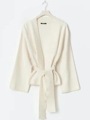 Wrap Kimono Cardigan  - Helt ny Wrap Kimono Cardigan från Gina Tricot. Inte använd men har legat i garderoben i ett tag, ingen prislapp på- dock den är helt ny. Nypris: 499 kr, slut i lager på hemsidan. 