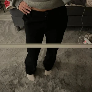 Svarta loose mjukisbyxor - Säljer ett par svarta mjukisbyxor med loose passform och resår i midjan. Byxorna har en enkel och clean look, perfekta för chill dagar eller när du vill vara bekväm. Passar dig som gillar avslappnad stil.