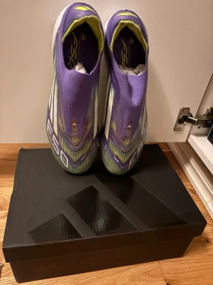 Adidas F50 Elite Laceless - Adidas F50 Elite laceless fotbollsskor till salu. Säljer skorna då de inte passade som jag hade tänkt mig. Jag har bara använt en gång så skorna är så gott som nya. Pris går att diskutera!