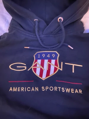 Gant american sportswear tröja. Färg: mörkblå - Ordinarie pris runt 700-1200. Pris kan diskuteras. Denna tröja passar både män o kvinnor.