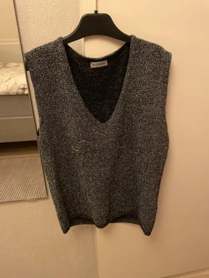 Glittrig silvervtopp från Bellissima - Säljer nu min glittriga silver topp från Bellissima. Perfekt för dig som vill sticka ut lite extra på fest🪩Passar snyggt över en skjorta eller t-shirt.