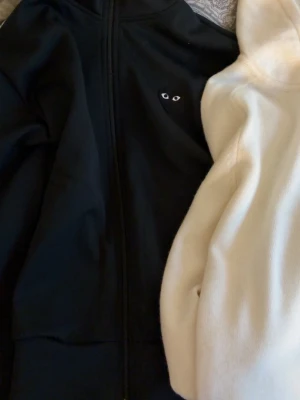 Tre kläder  - Tja säljer nu 3 tröjor som inte längre används alla 3 är i mycket fint skick, vita Morris hoodie är i stl M den blåa zip ifrån Morris är i stl M, och den svarta comme des garcons är i stl S 